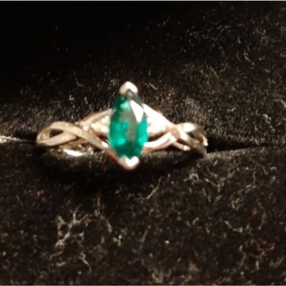 10k white gold, diamond and emerald ring